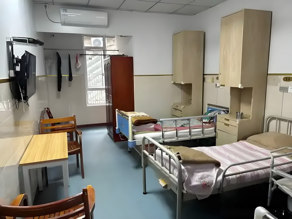 深圳落户100分_冯骥荐电影南京照相馆：没有抒情只有血的事实 一辆野猪城际撞上快车
